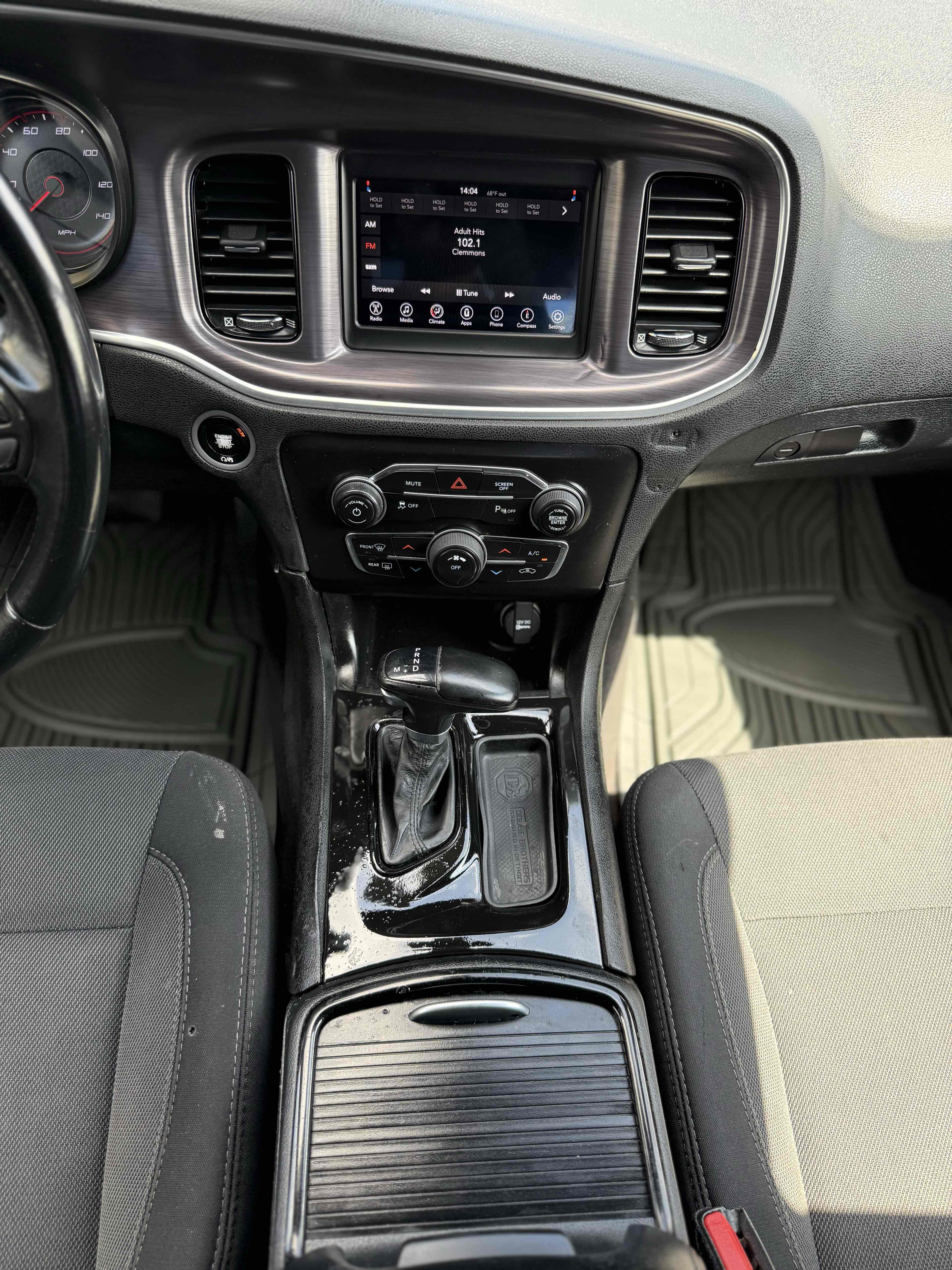 2018 Dodge Charger SXT photo 16