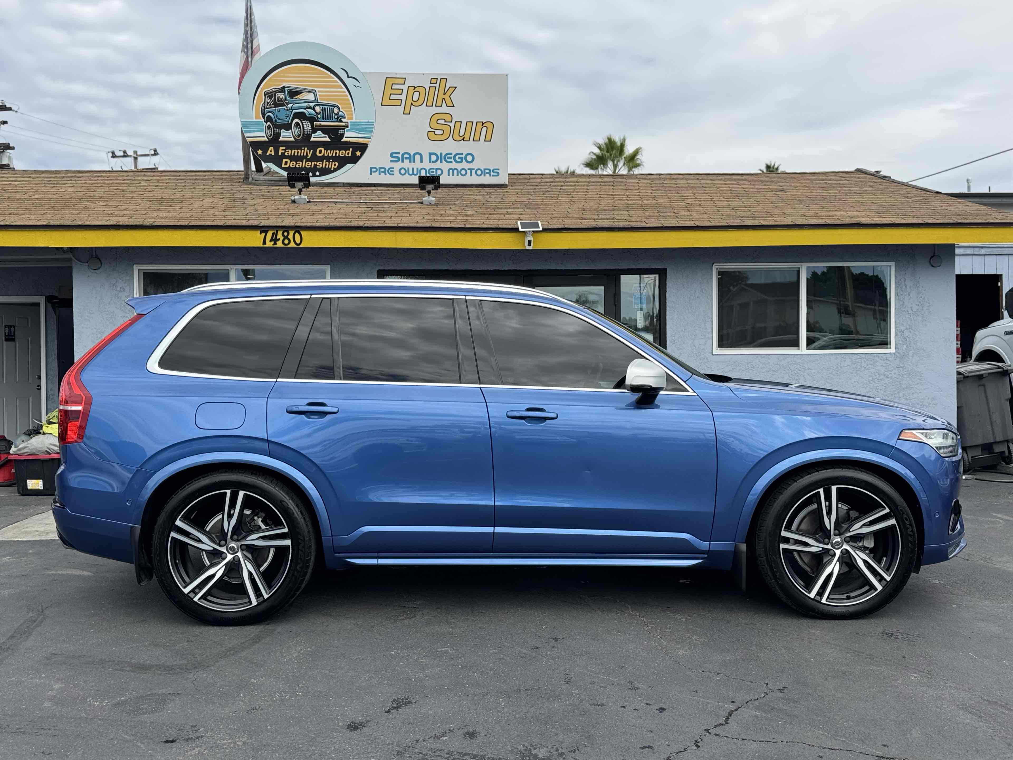 2018 Volvo XC90 R-Design photo 2