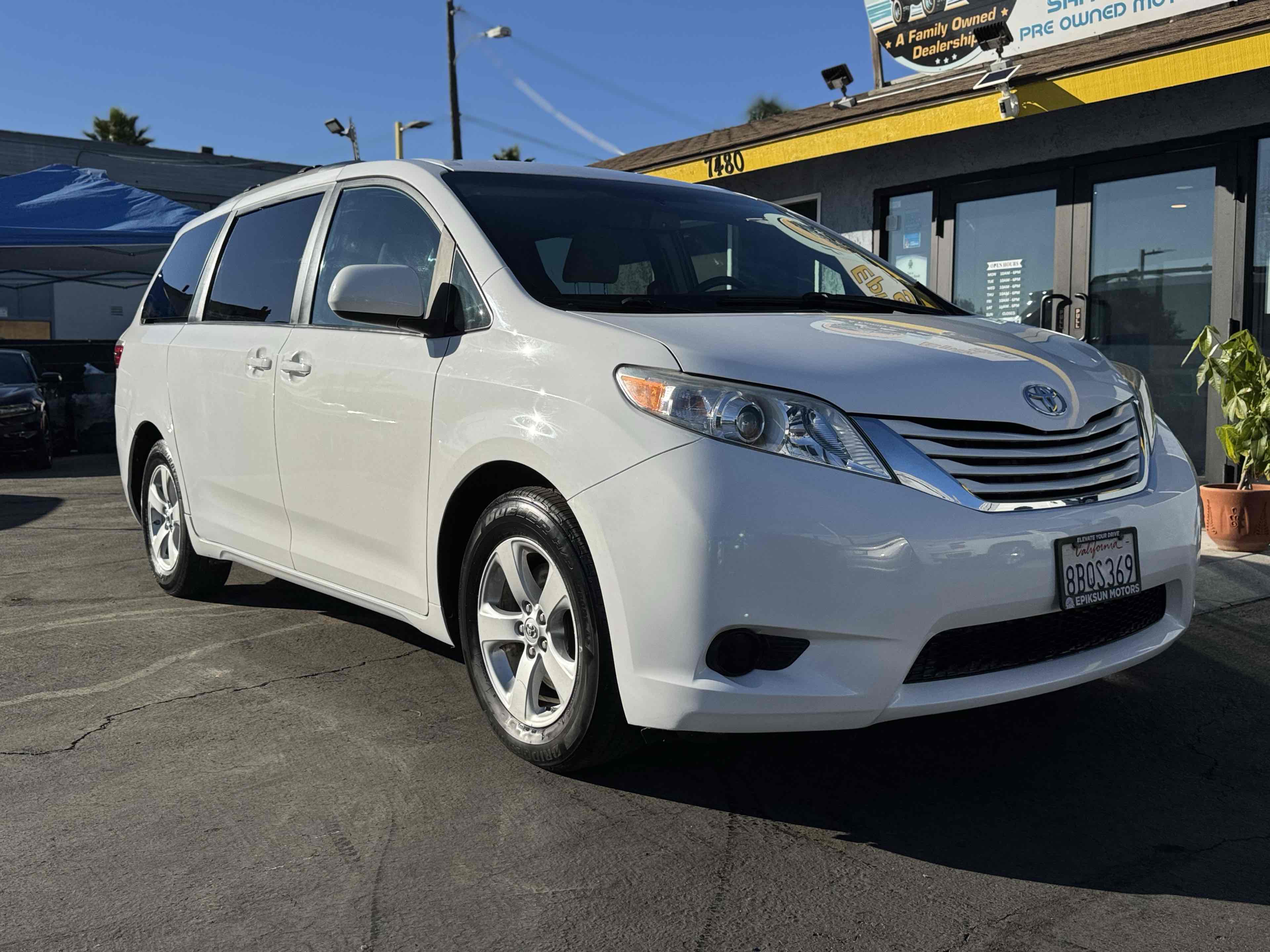 2017 Toyota Sienna LE photo 2
