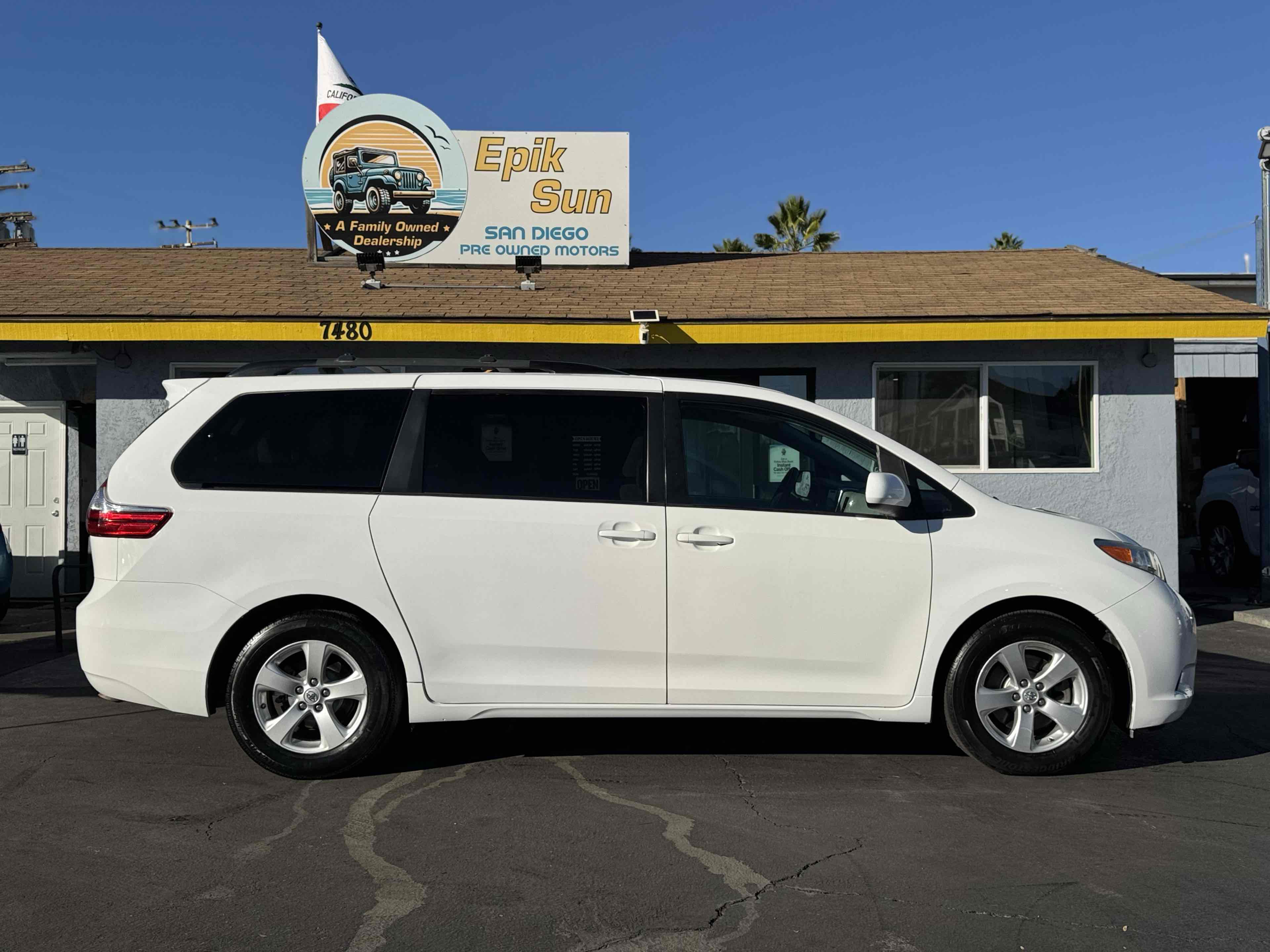 2017 Toyota Sienna LE photo 3
