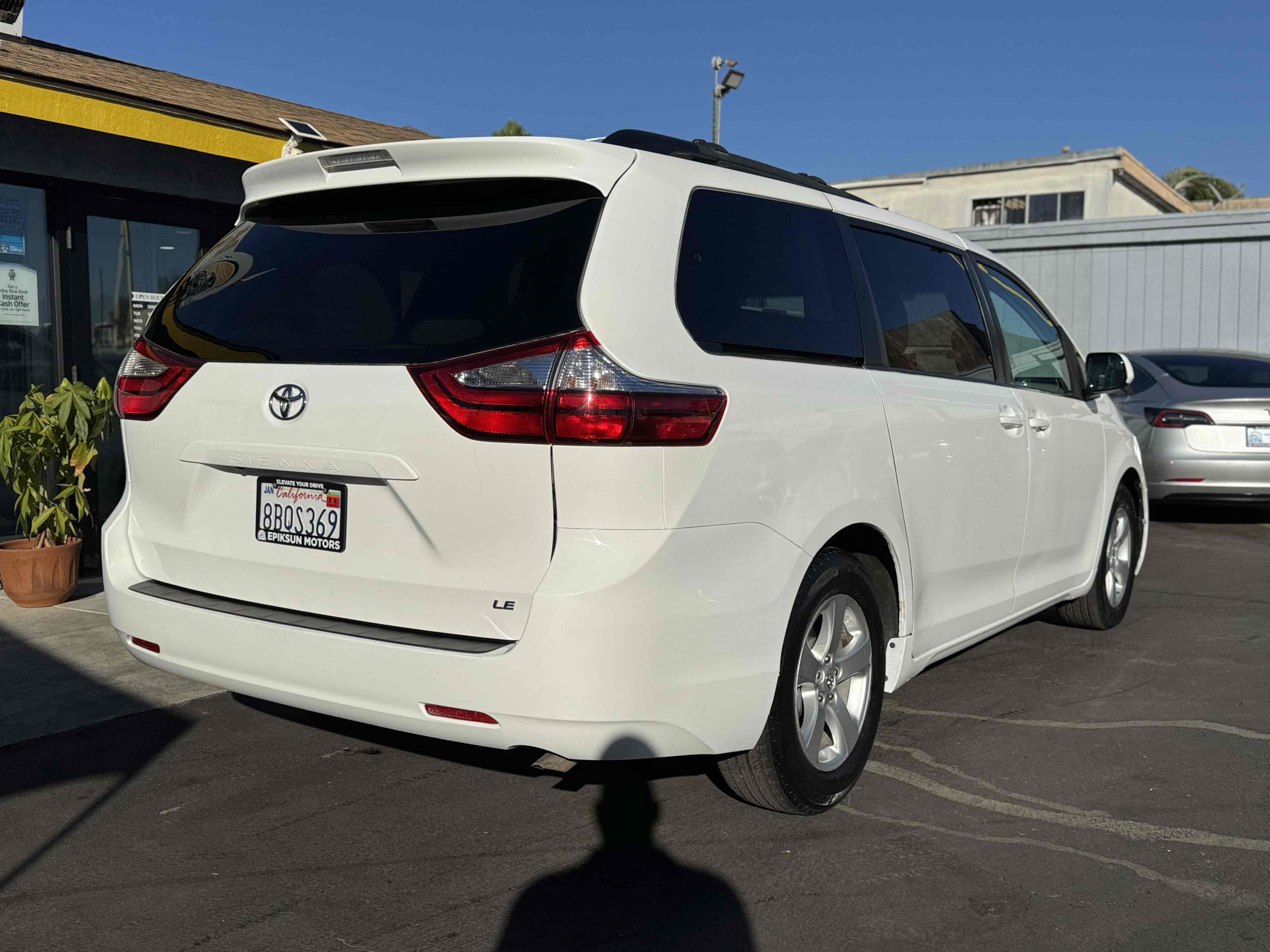 2017 Toyota Sienna LE photo 4