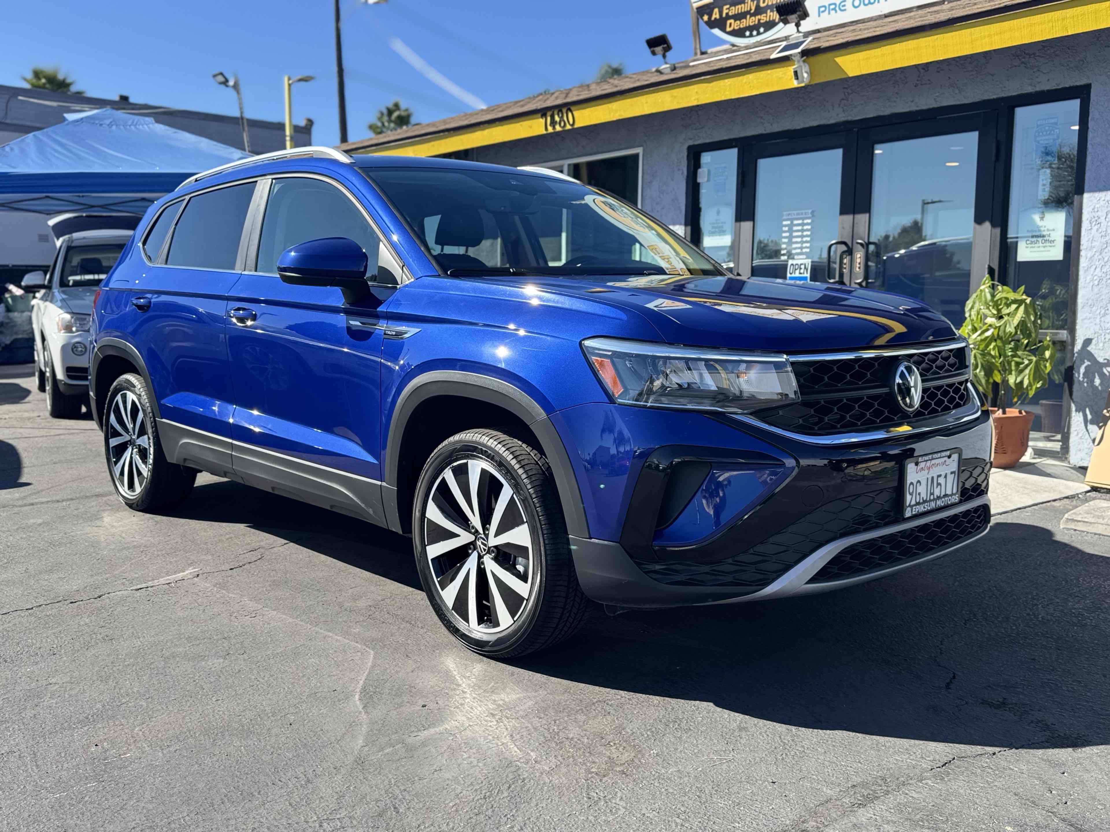 2023 Volkswagen Taos SE photo 2