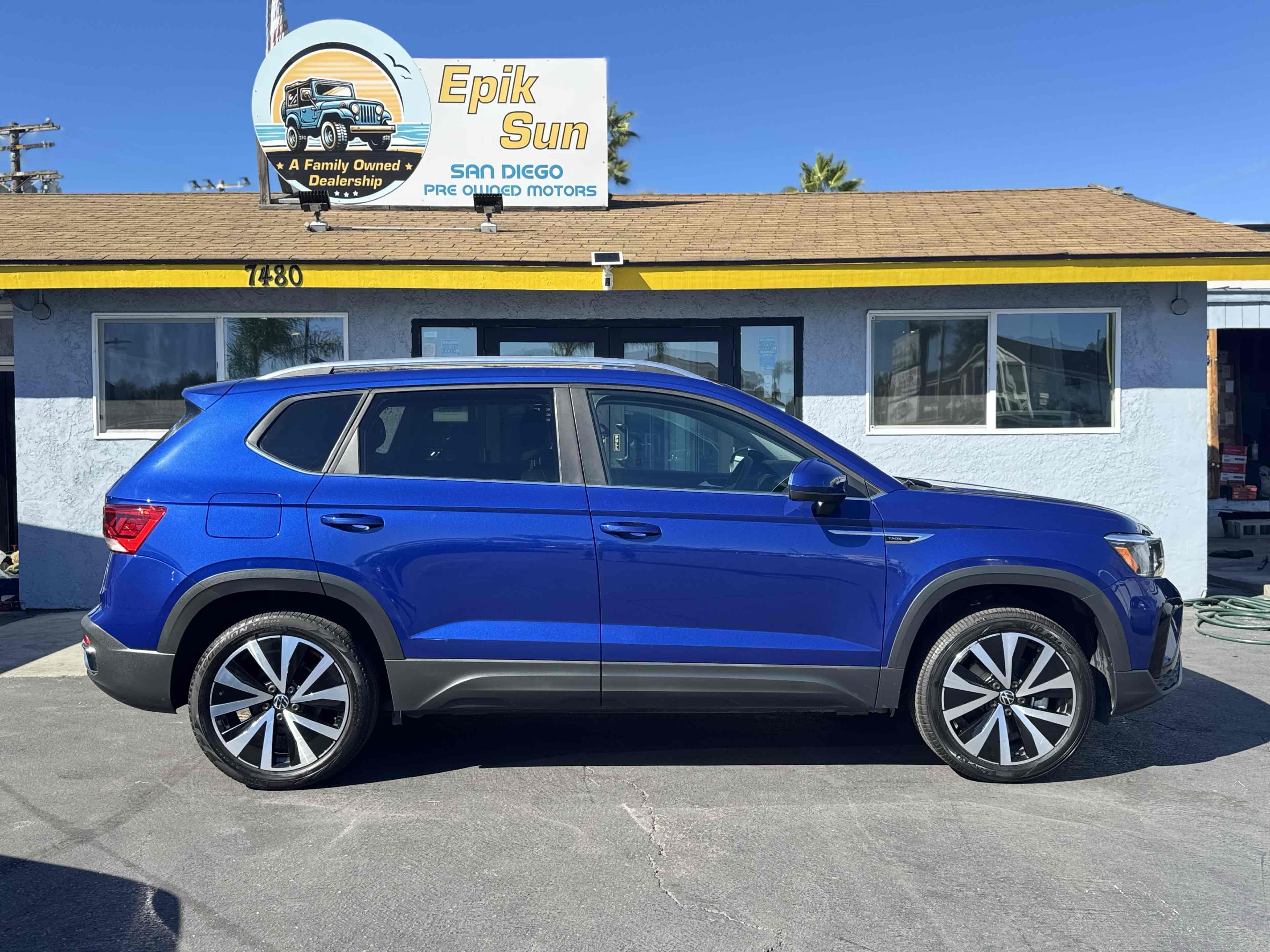 2023 Volkswagen Taos SE photo 3