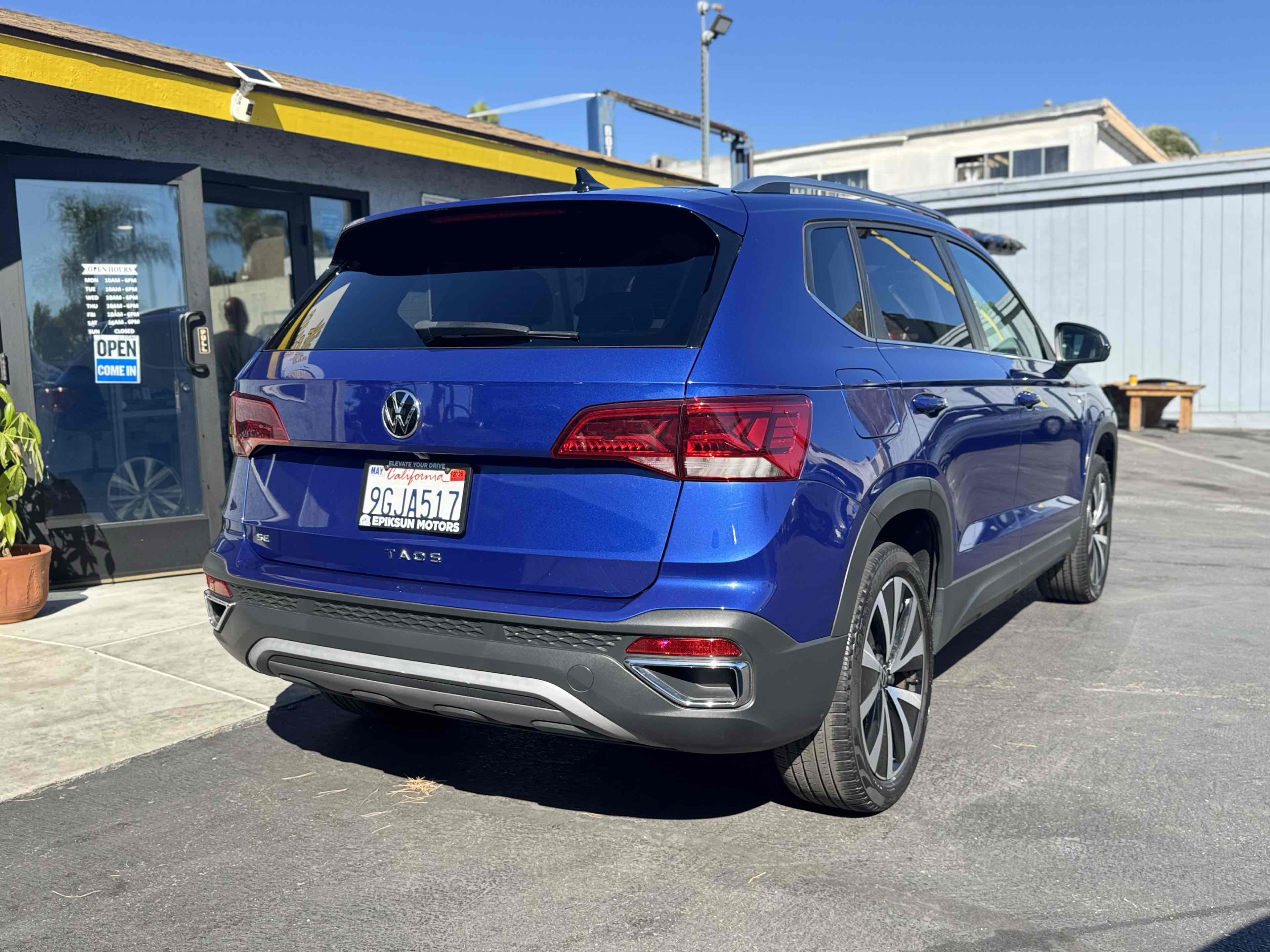 2023 Volkswagen Taos SE photo 4