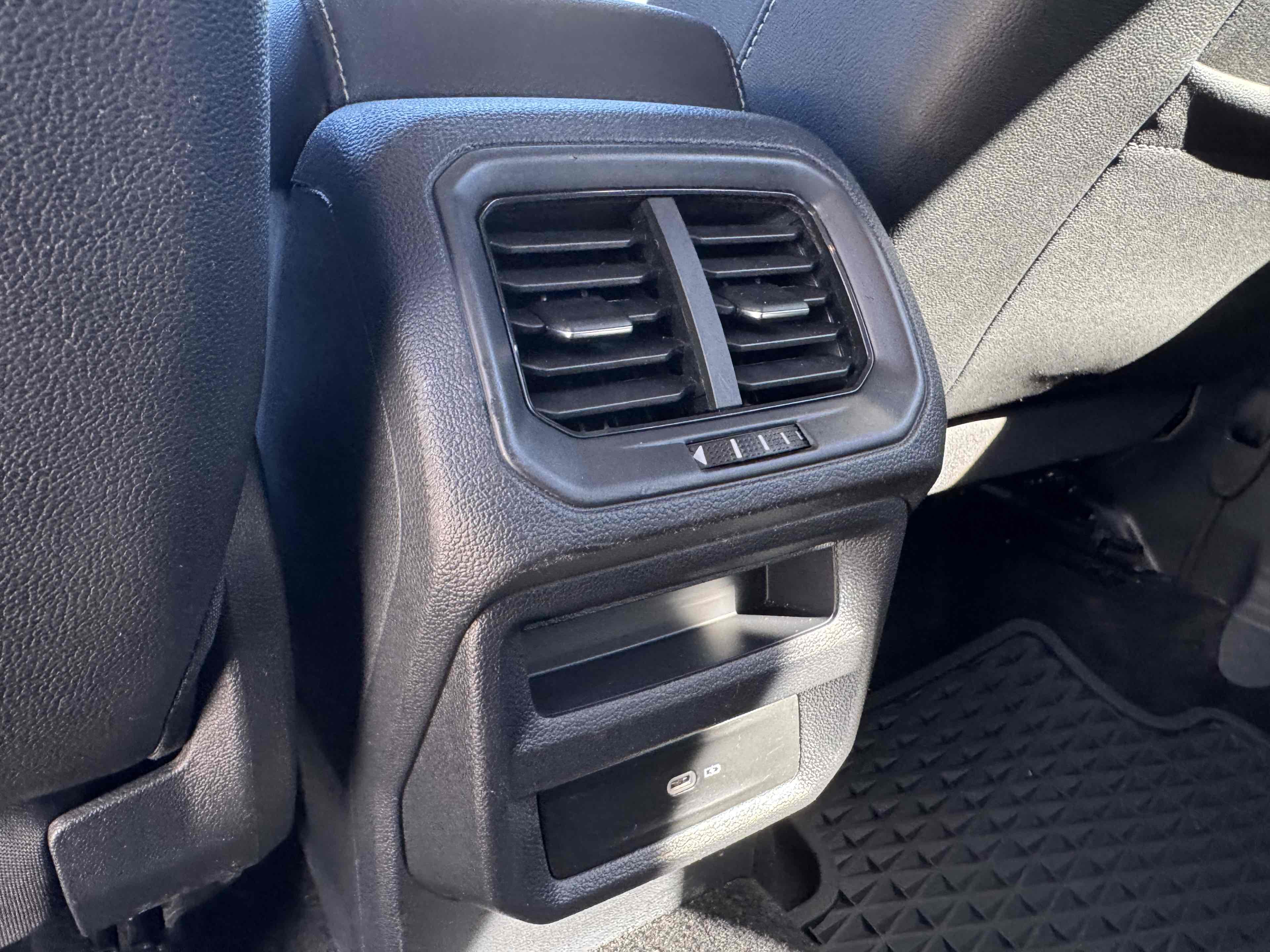 2023 Volkswagen Taos SE photo 29