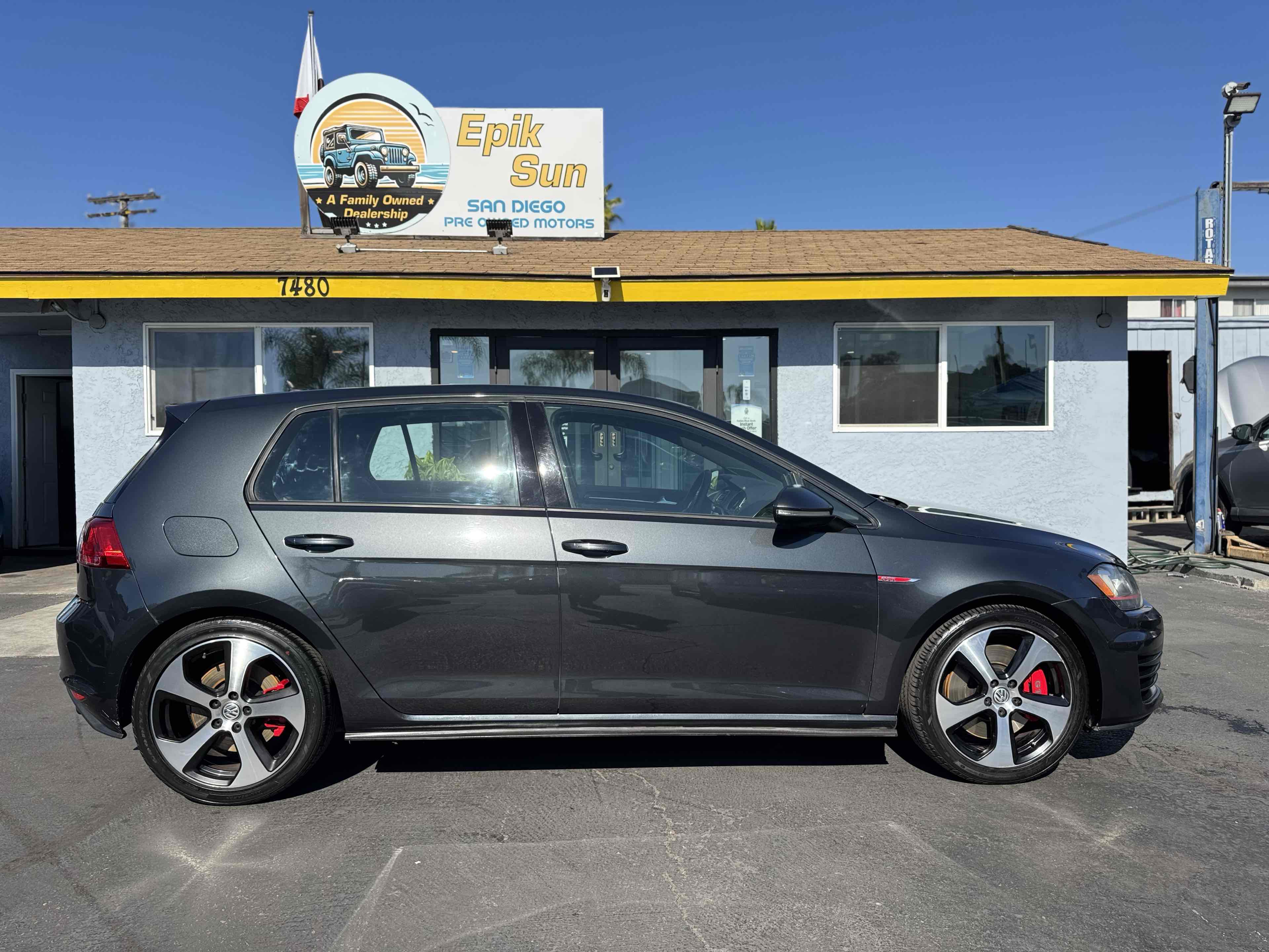 2017 Volkswagen Golf GTI SE photo 3