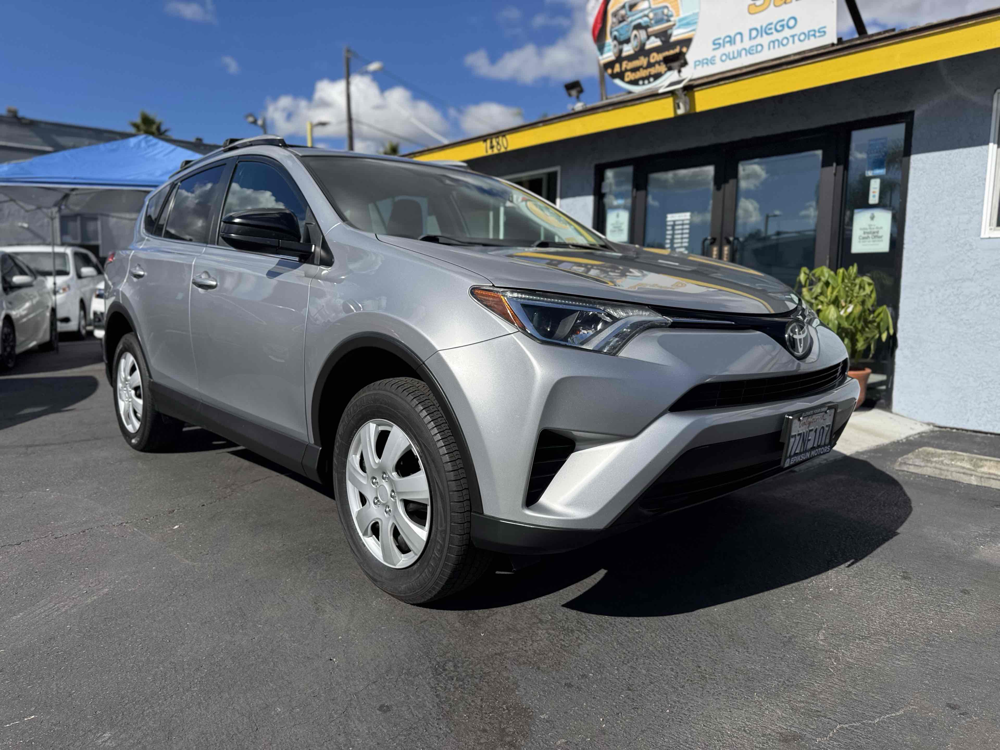2017 Toyota RAV4 LE photo 3