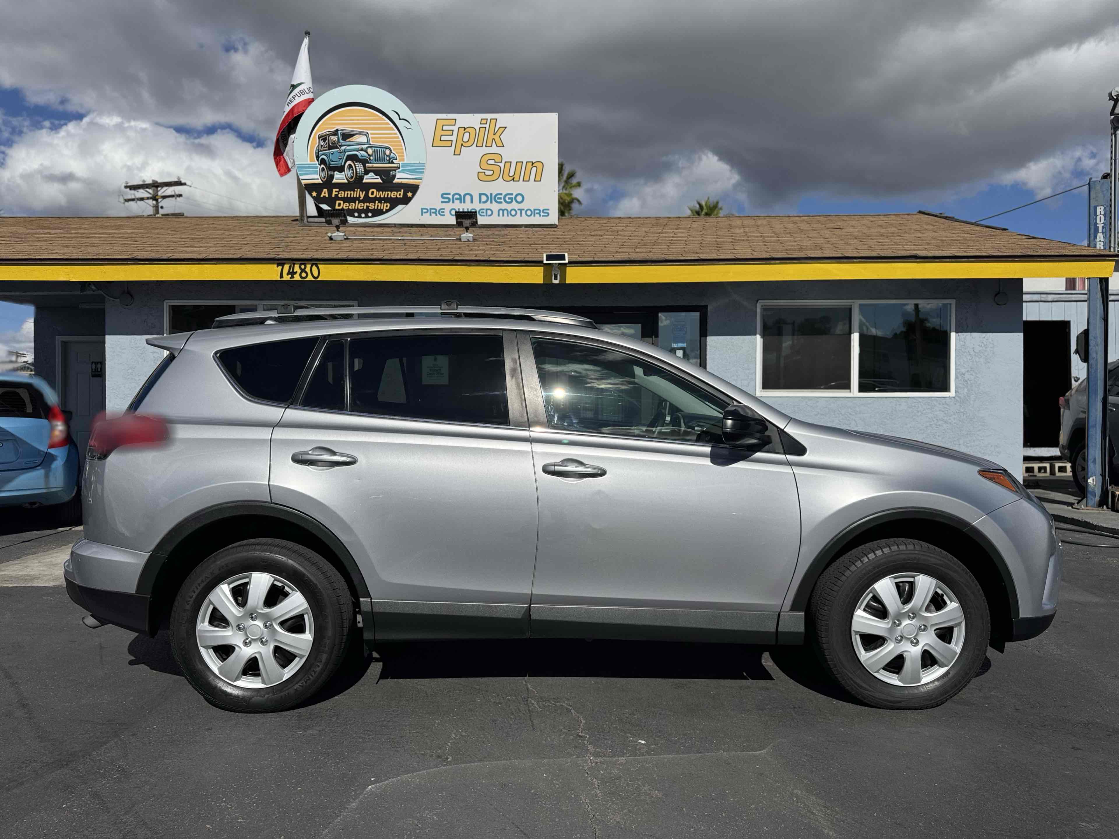 2017 Toyota RAV4 LE photo 4