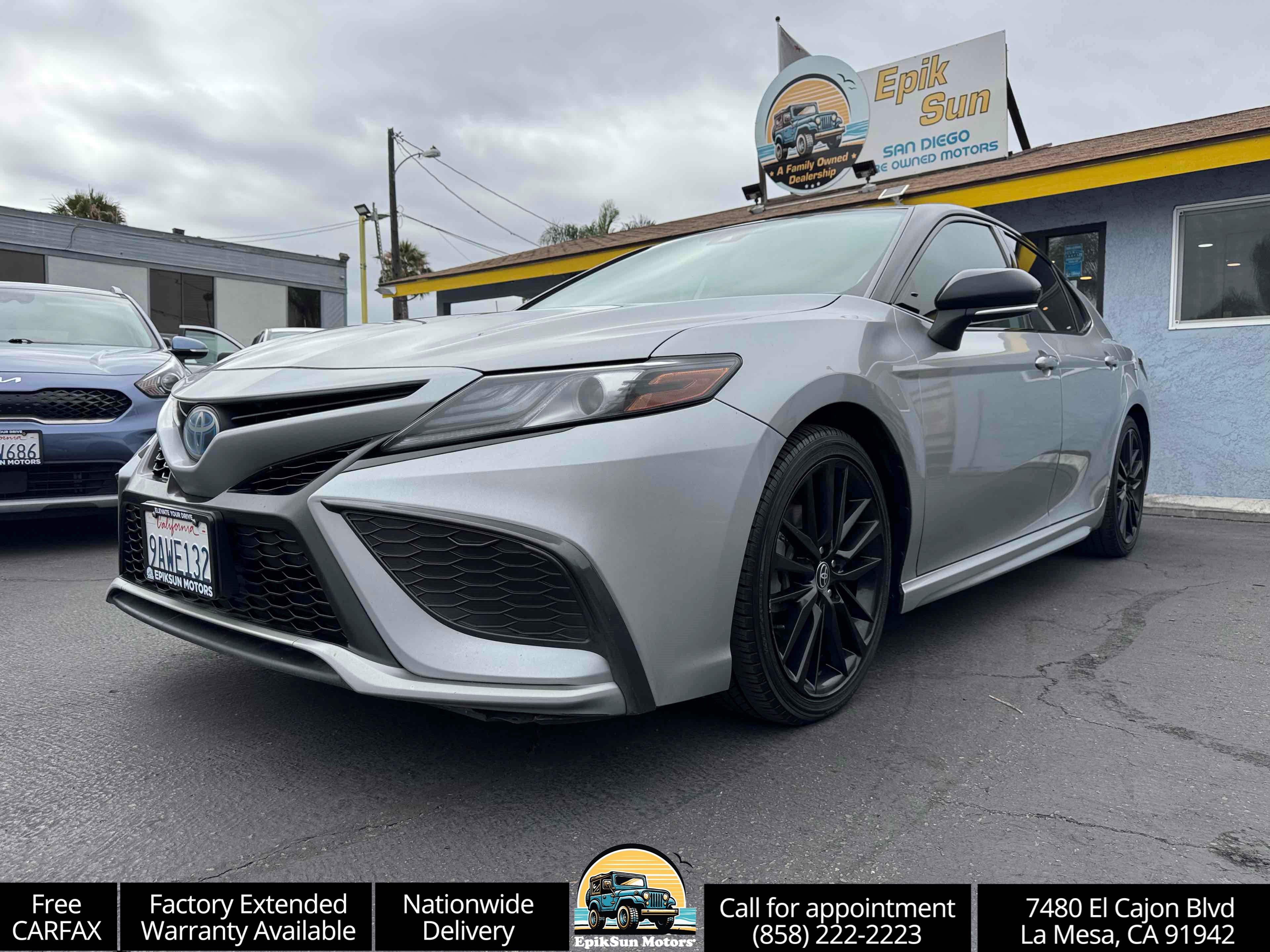 Celestial Silver Metallic/Midnight Black Metallic 2022 Toyota Camry Hybrid Sedan Front-Wheel Drive Automatic