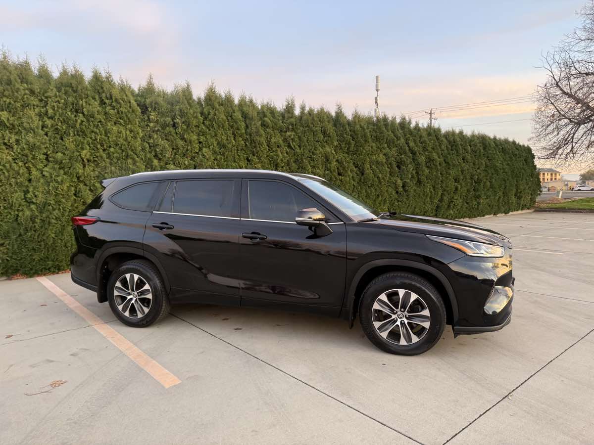 thehighlights ザハイライツ over /ブラック Used 2021 Toyota Highlander XLE in Sunnyside