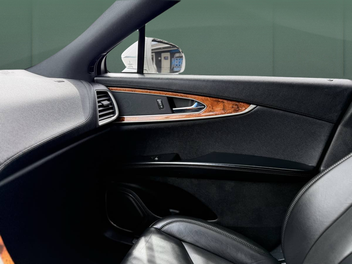 Photo 27 of this Lincoln MKX