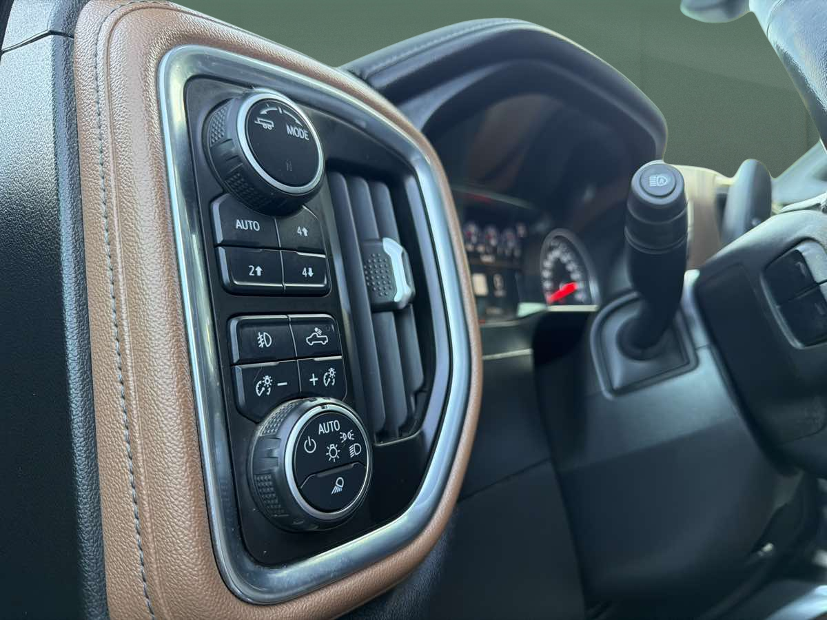 Photo 16 of this Chevrolet Silverado 1500