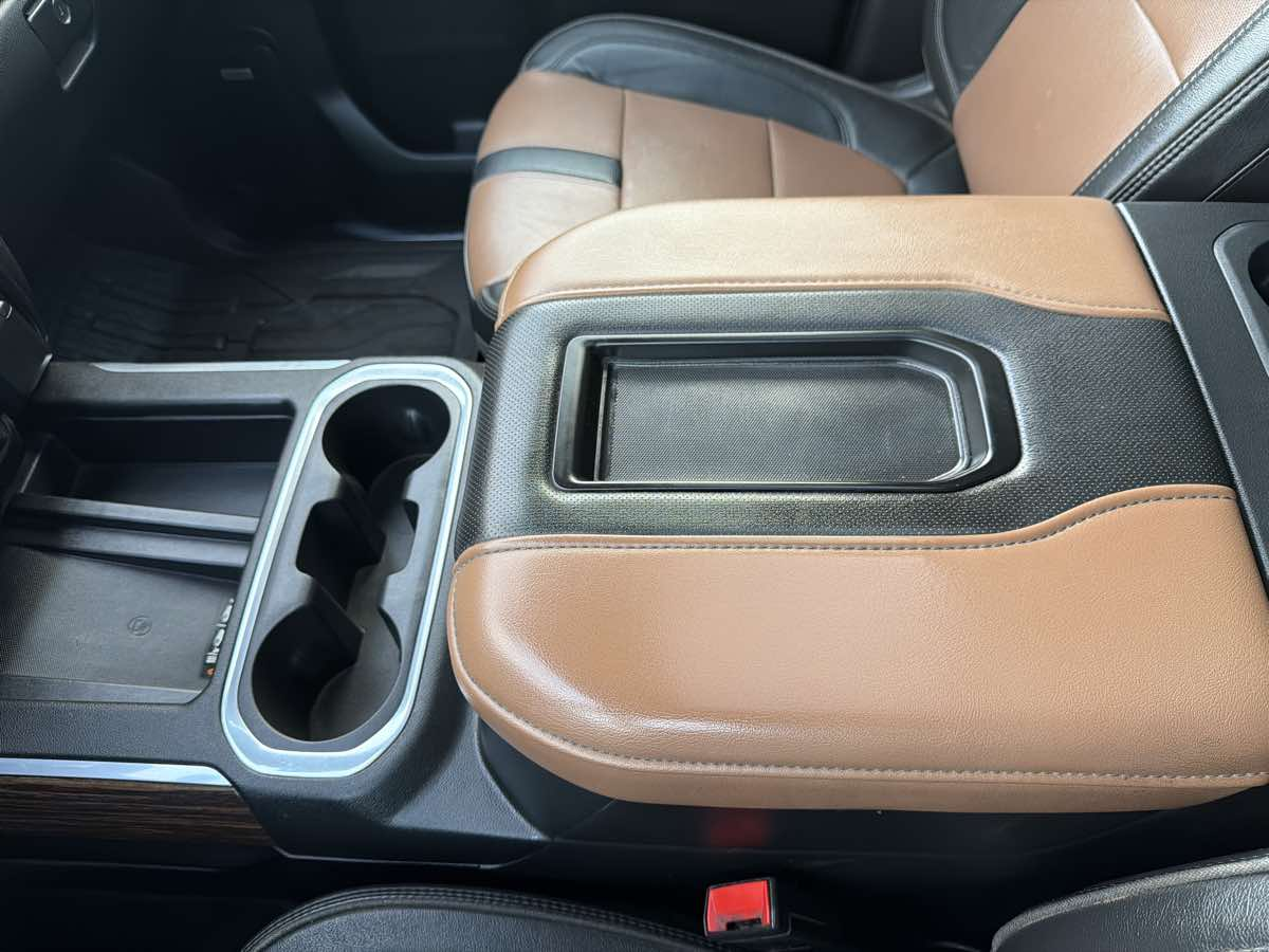 Photo 19 of this Chevrolet Silverado 1500