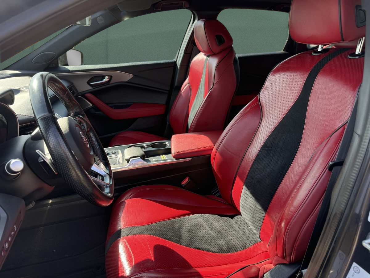 Photo 16 of this Acura TLX