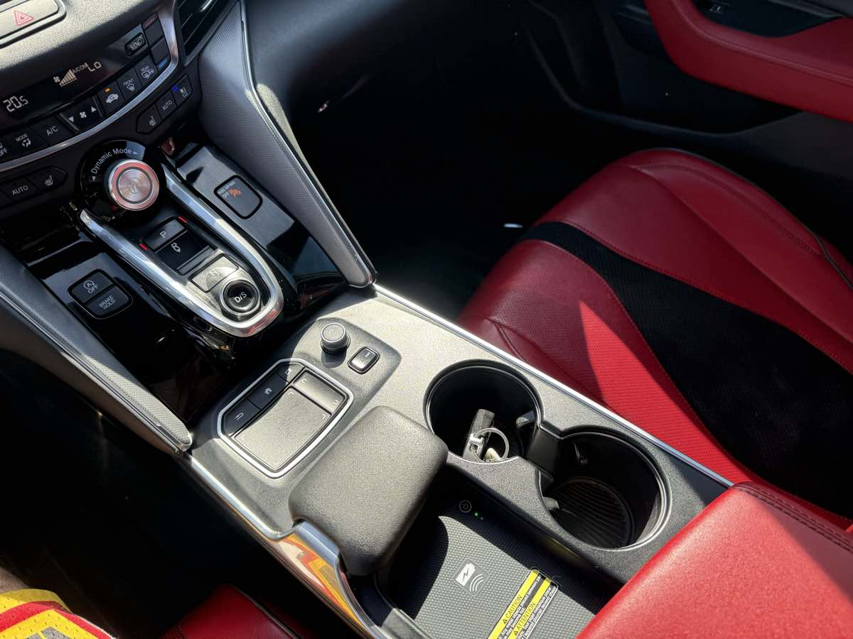 Photo 25 of this Acura TLX