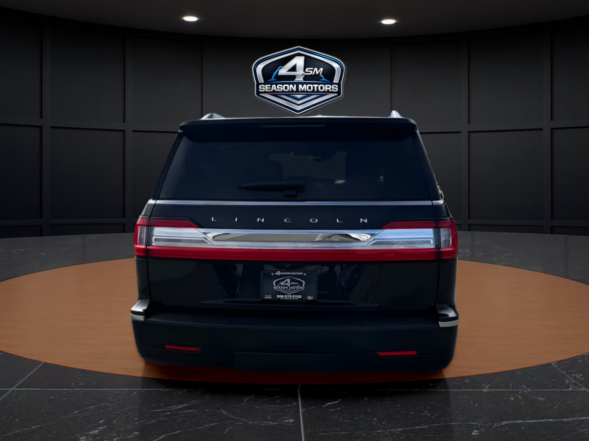 Photo 10 of this Lincoln Navigator