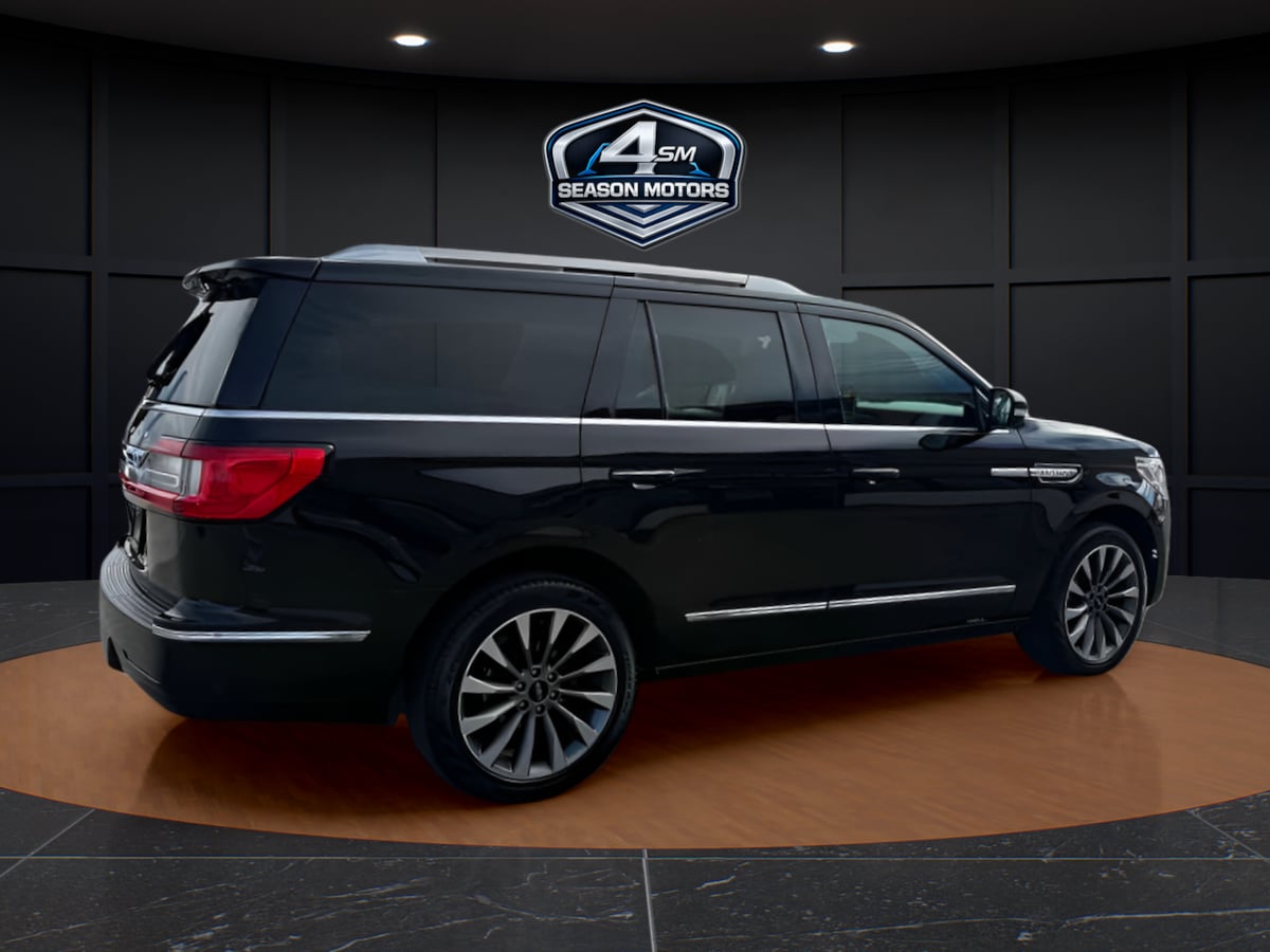 Photo 12 of this Lincoln Navigator