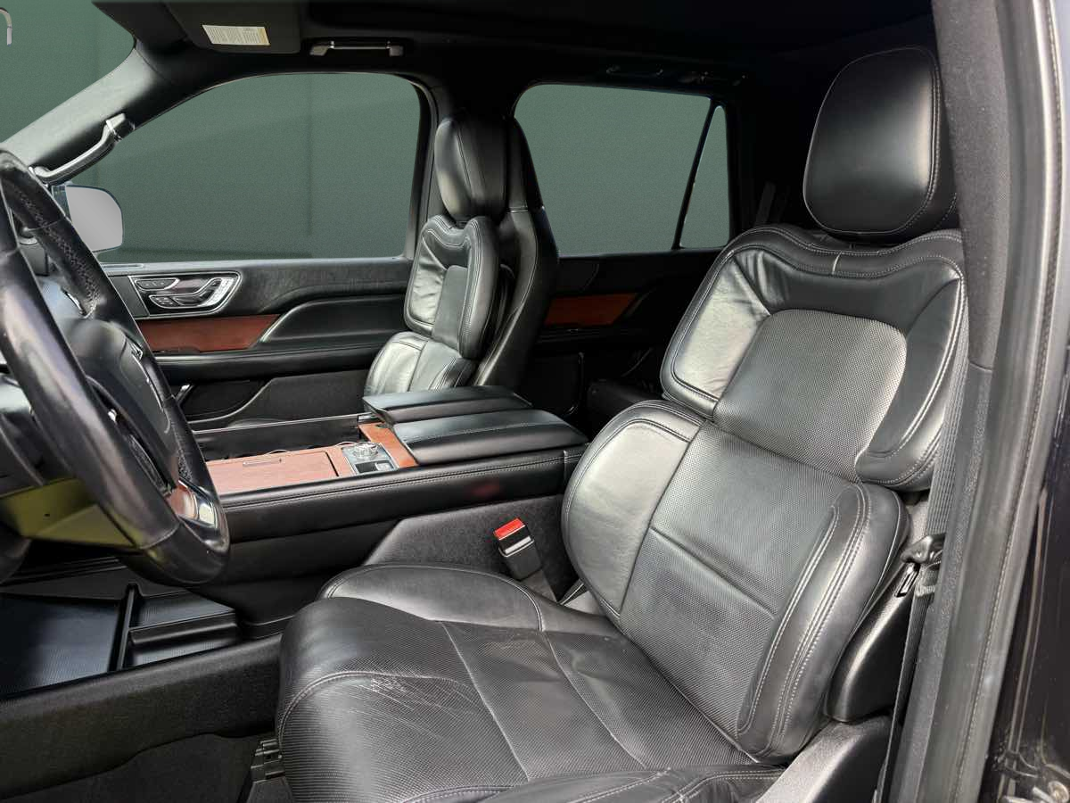 Photo 17 of this Lincoln Navigator