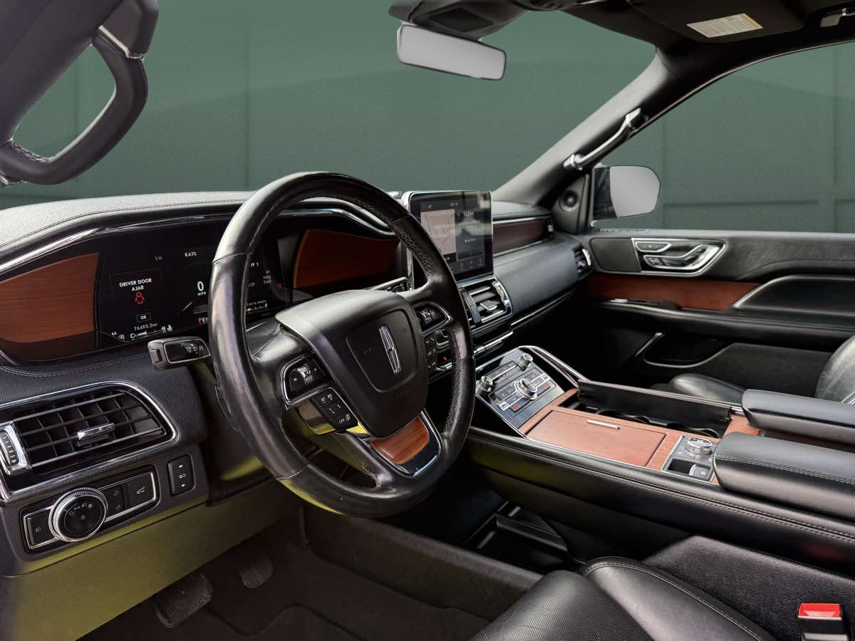 Photo 18 of this Lincoln Navigator