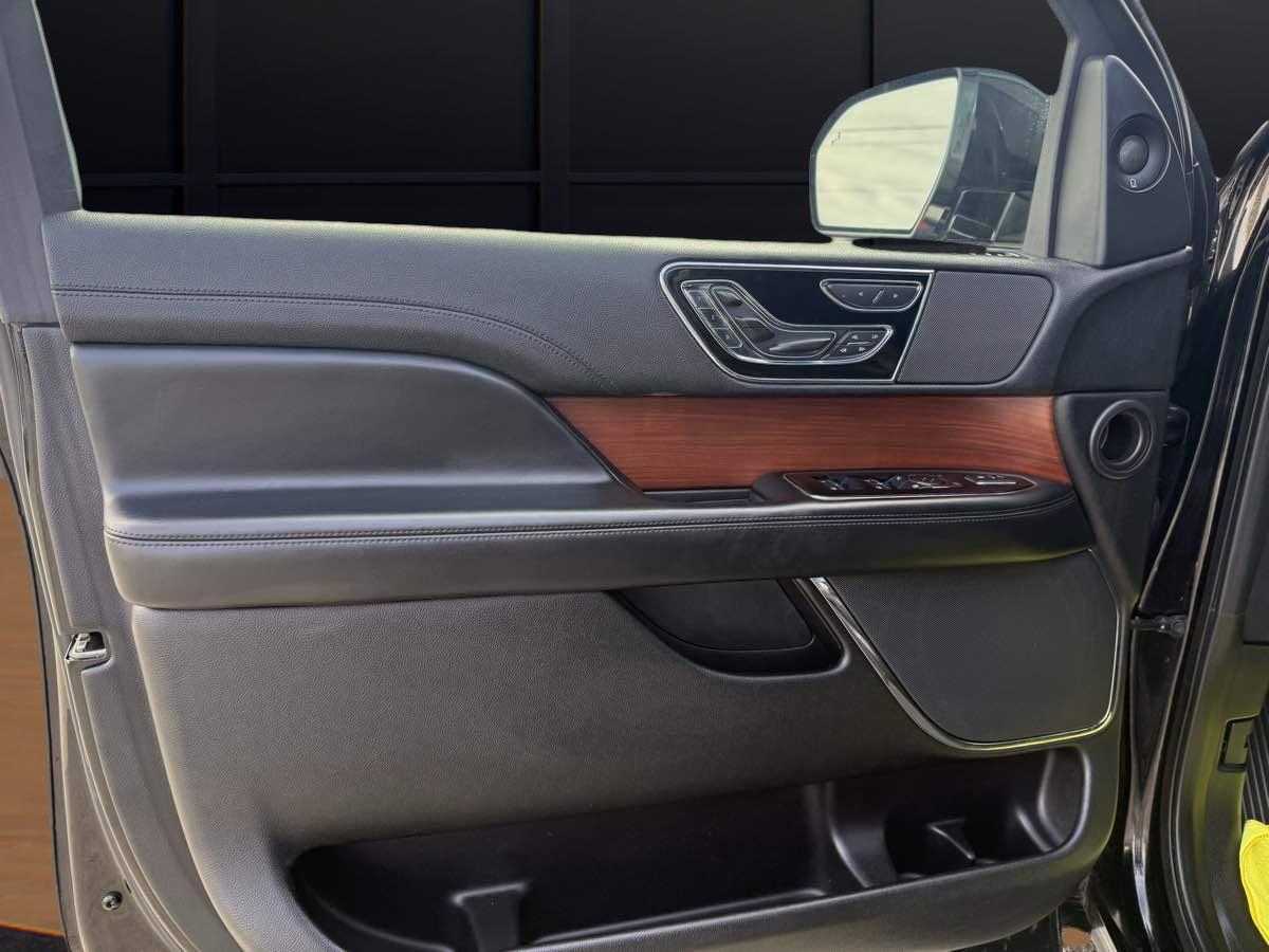Photo 19 of this Lincoln Navigator