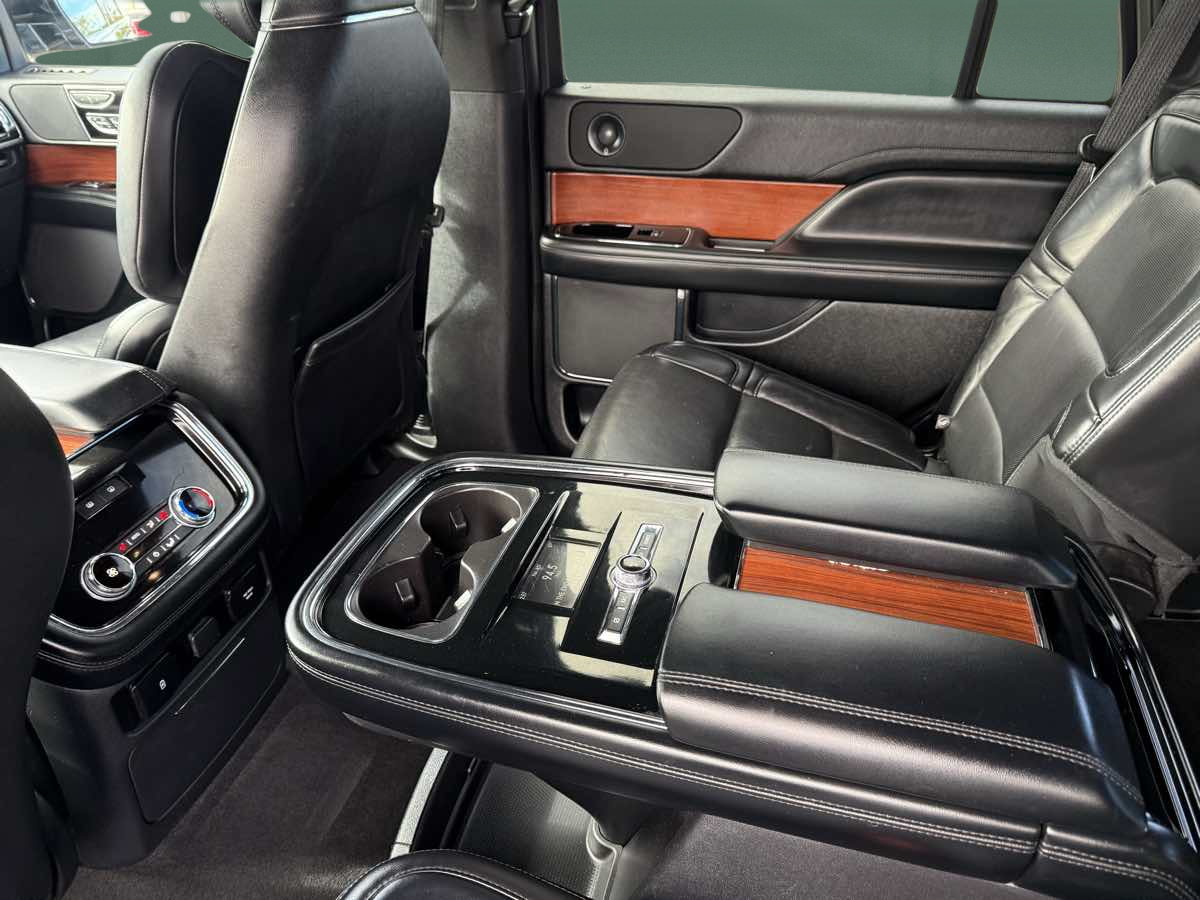 Photo 21 of this Lincoln Navigator