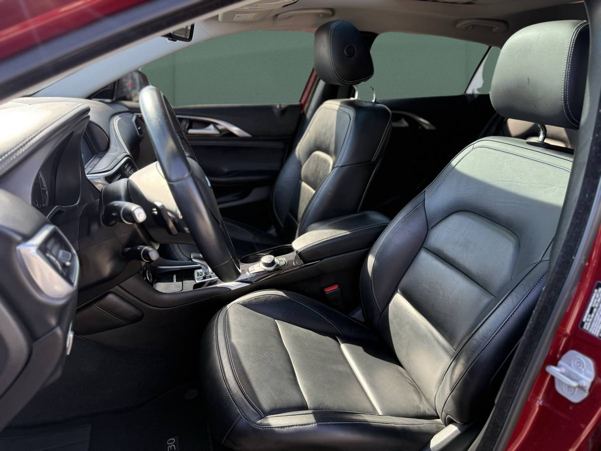 Photo 16 of this INFINITI QX30