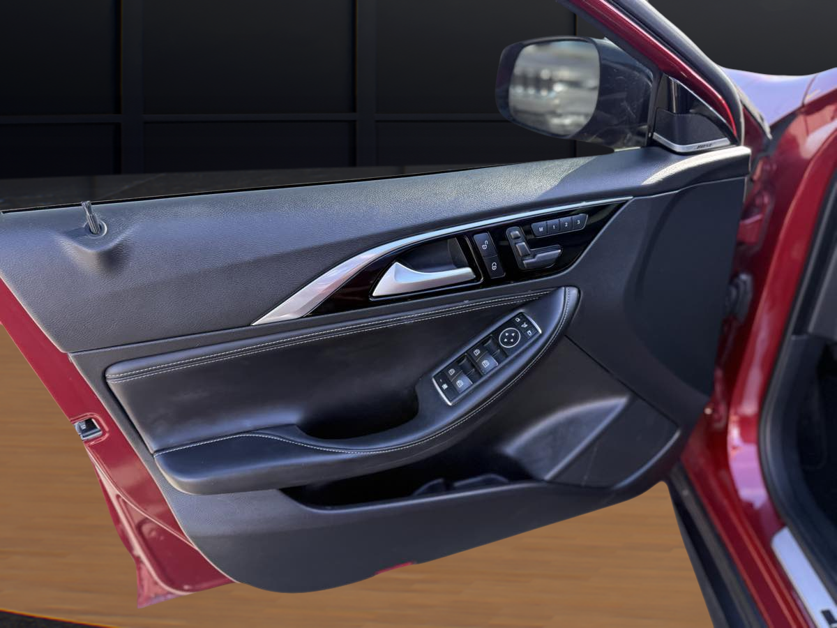 Photo 18 of this INFINITI QX30