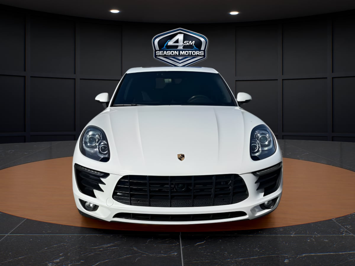Photo 2 of this Porsche Macan