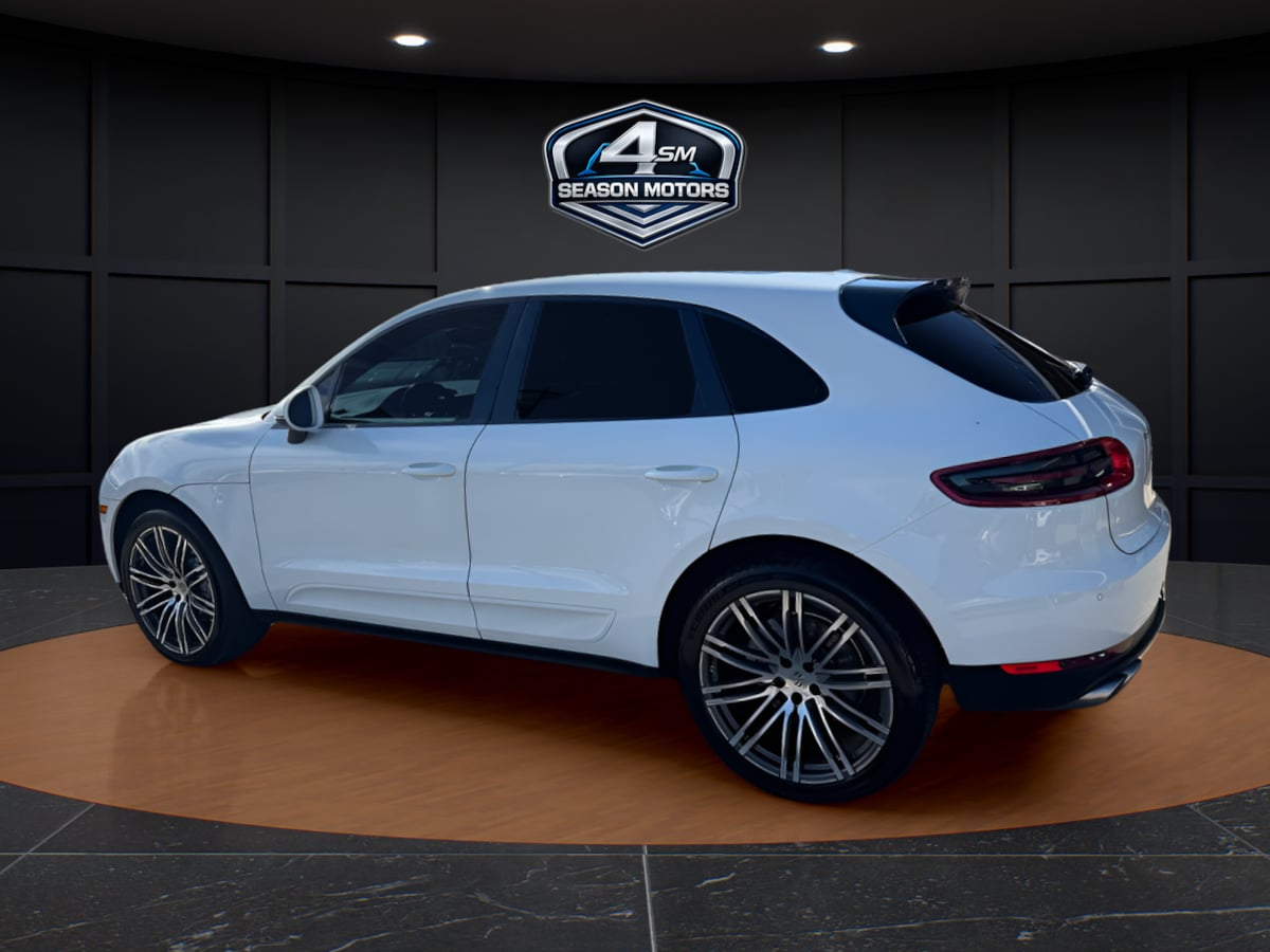Photo 7 of this Porsche Macan