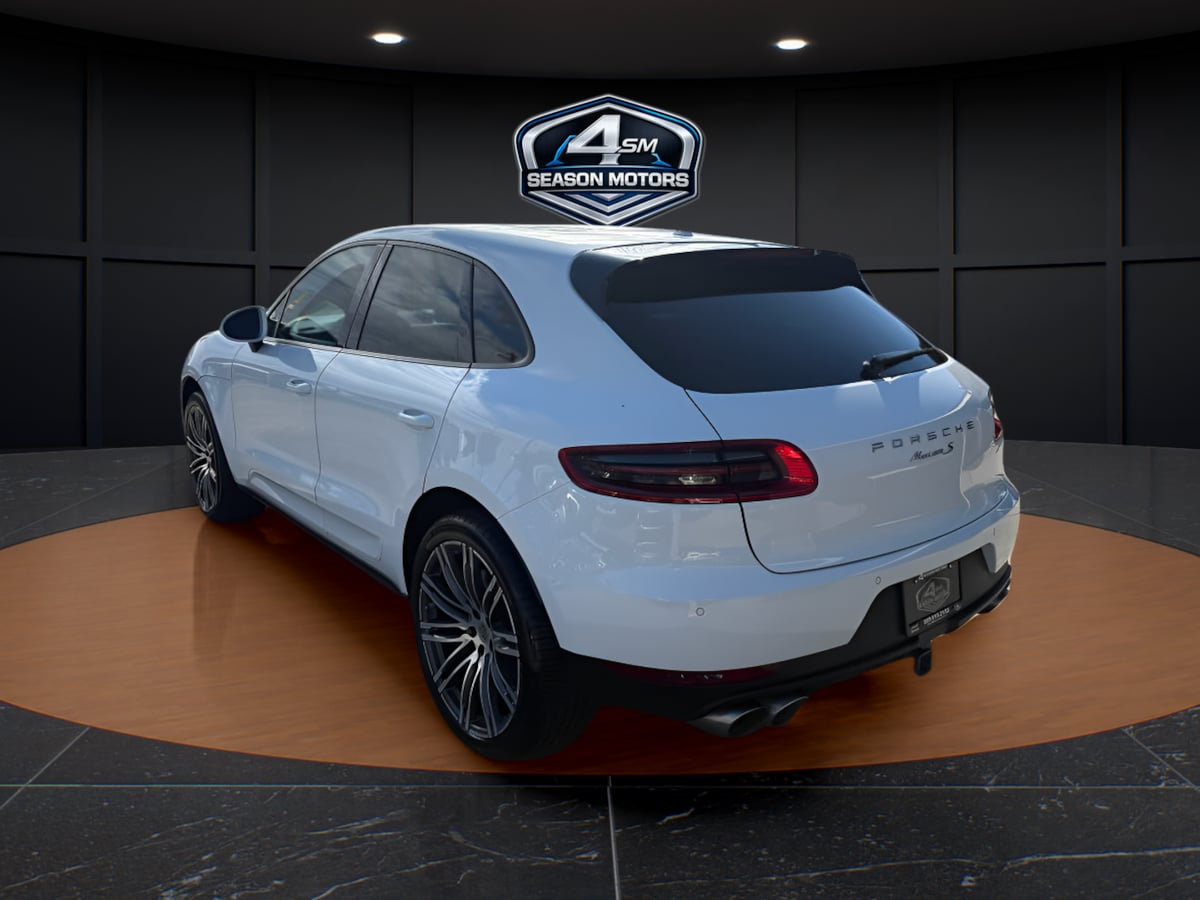 Photo 8 of this Porsche Macan