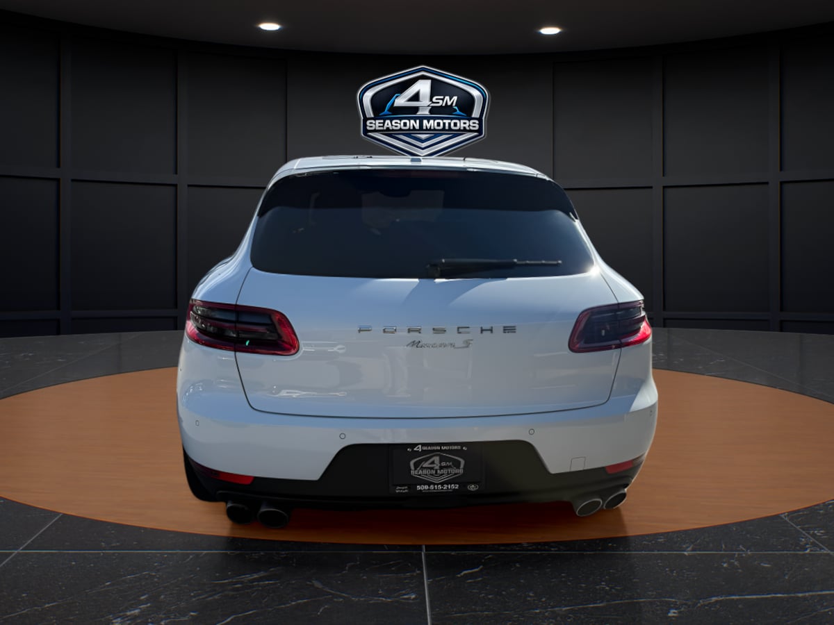 Photo 9 of this Porsche Macan