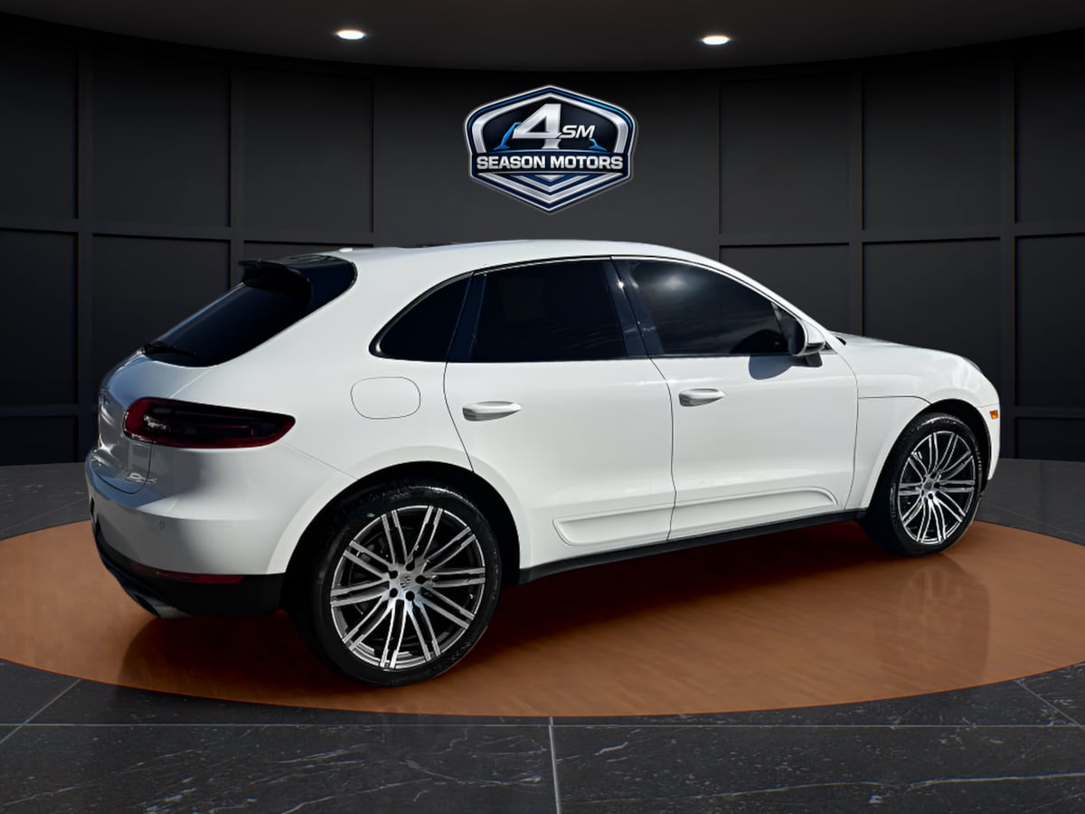 Photo 11 of this Porsche Macan