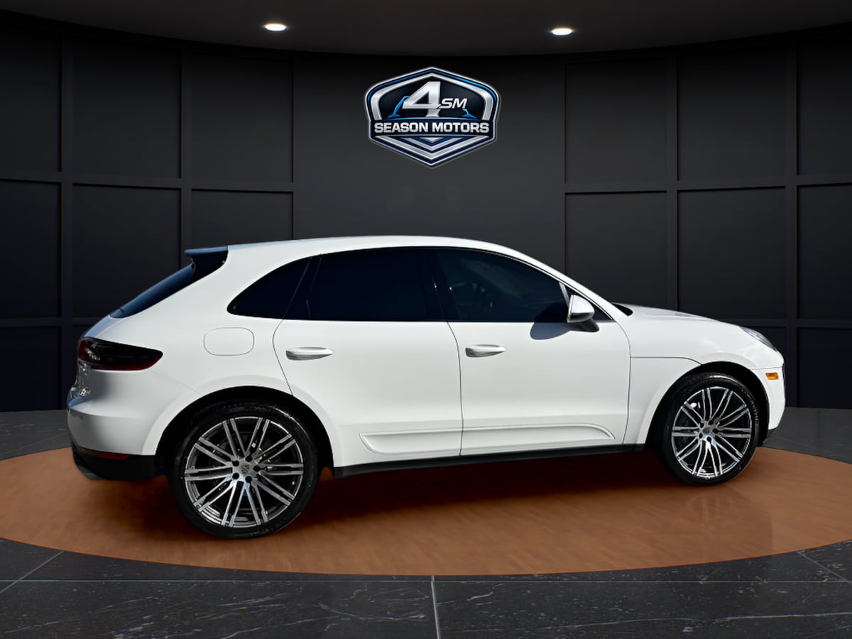 Photo 12 of this Porsche Macan