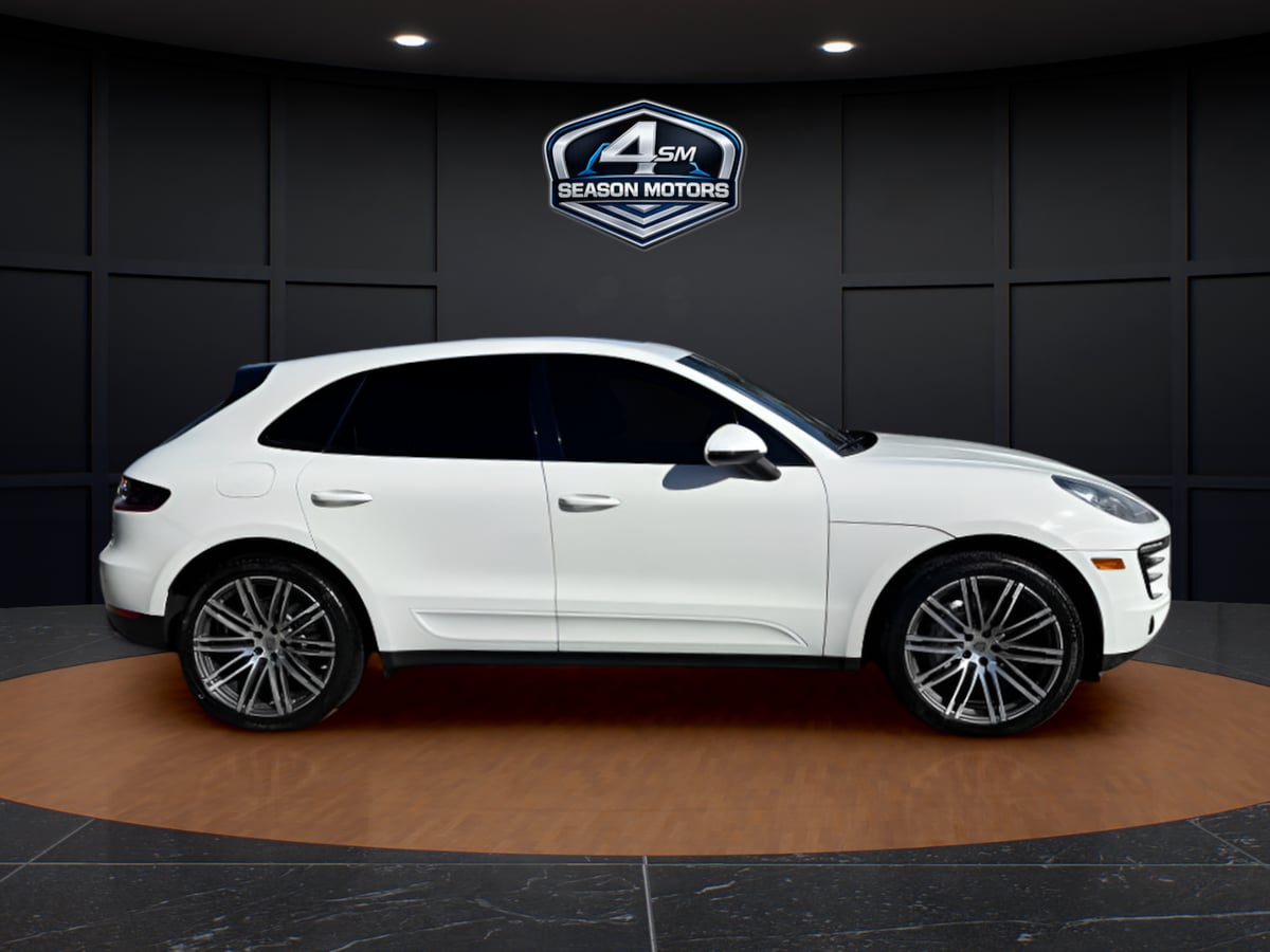 Photo 13 of this Porsche Macan