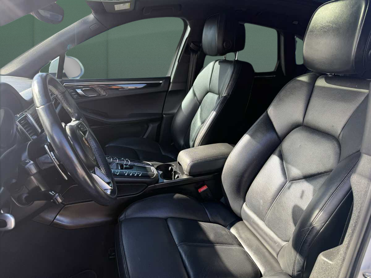Photo 15 of this Porsche Macan