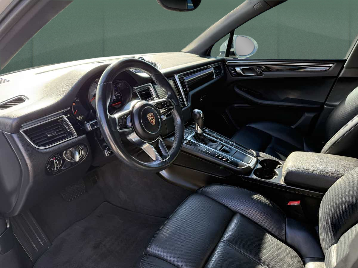 Photo 16 of this Porsche Macan