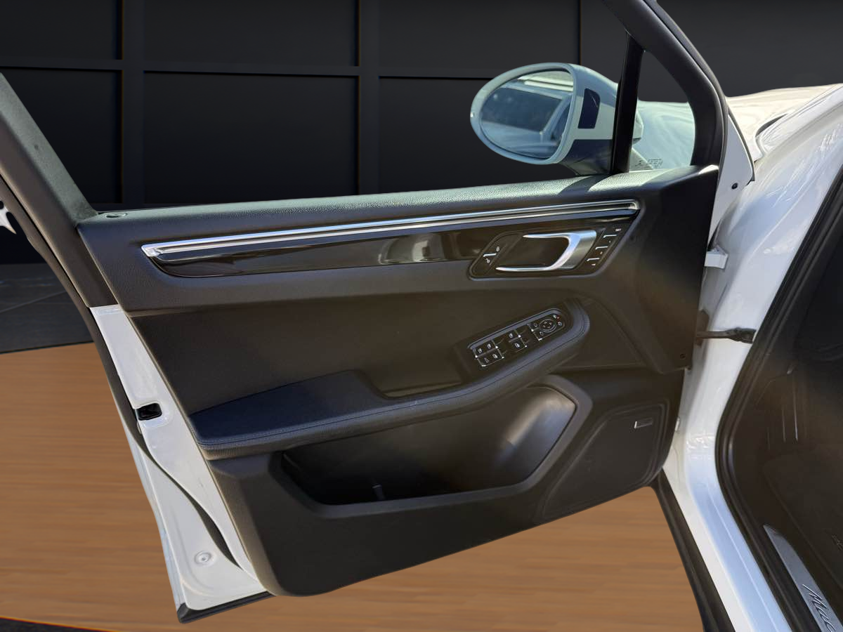 Photo 17 of this Porsche Macan