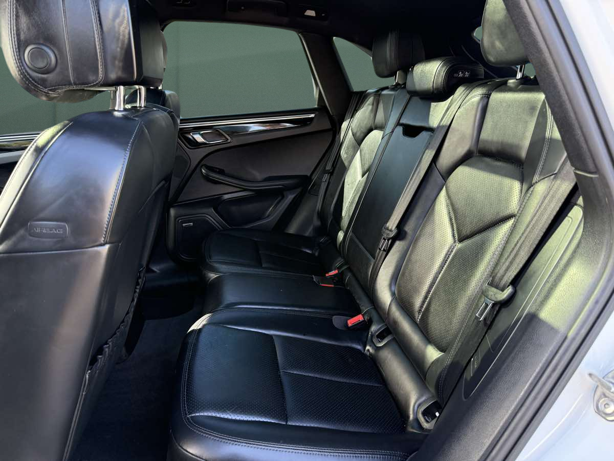 Photo 18 of this Porsche Macan