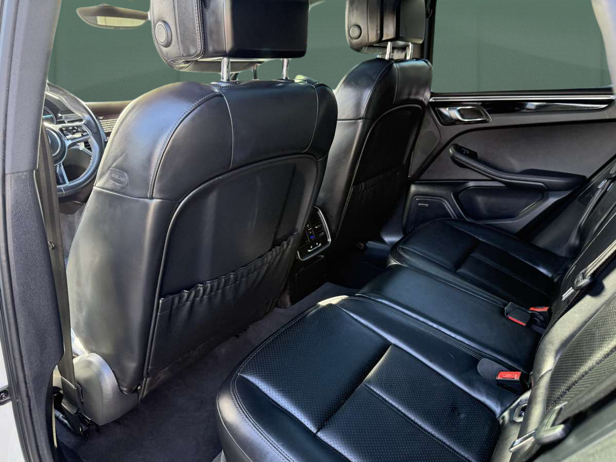 Photo 19 of this Porsche Macan