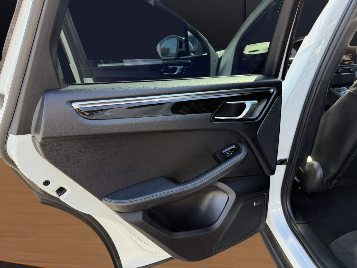 Photo 20 of this Porsche Macan