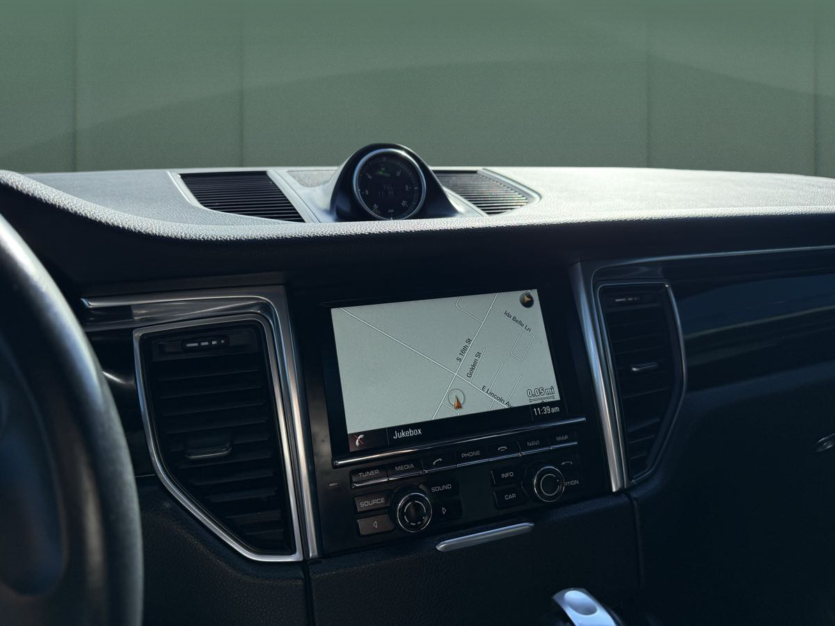 Photo 23 of this Porsche Macan