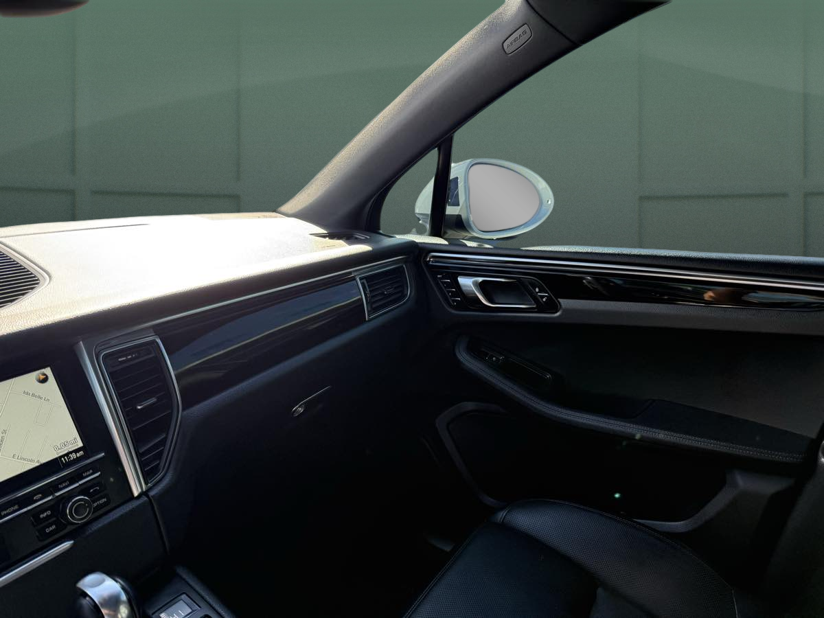 Photo 25 of this Porsche Macan
