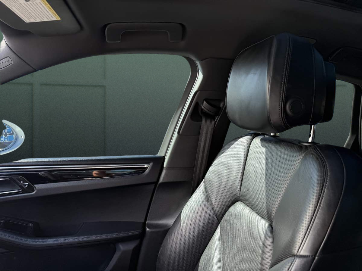 Photo 26 of this Porsche Macan