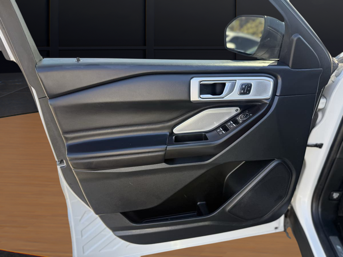Photo 17 of this Ford Explorer