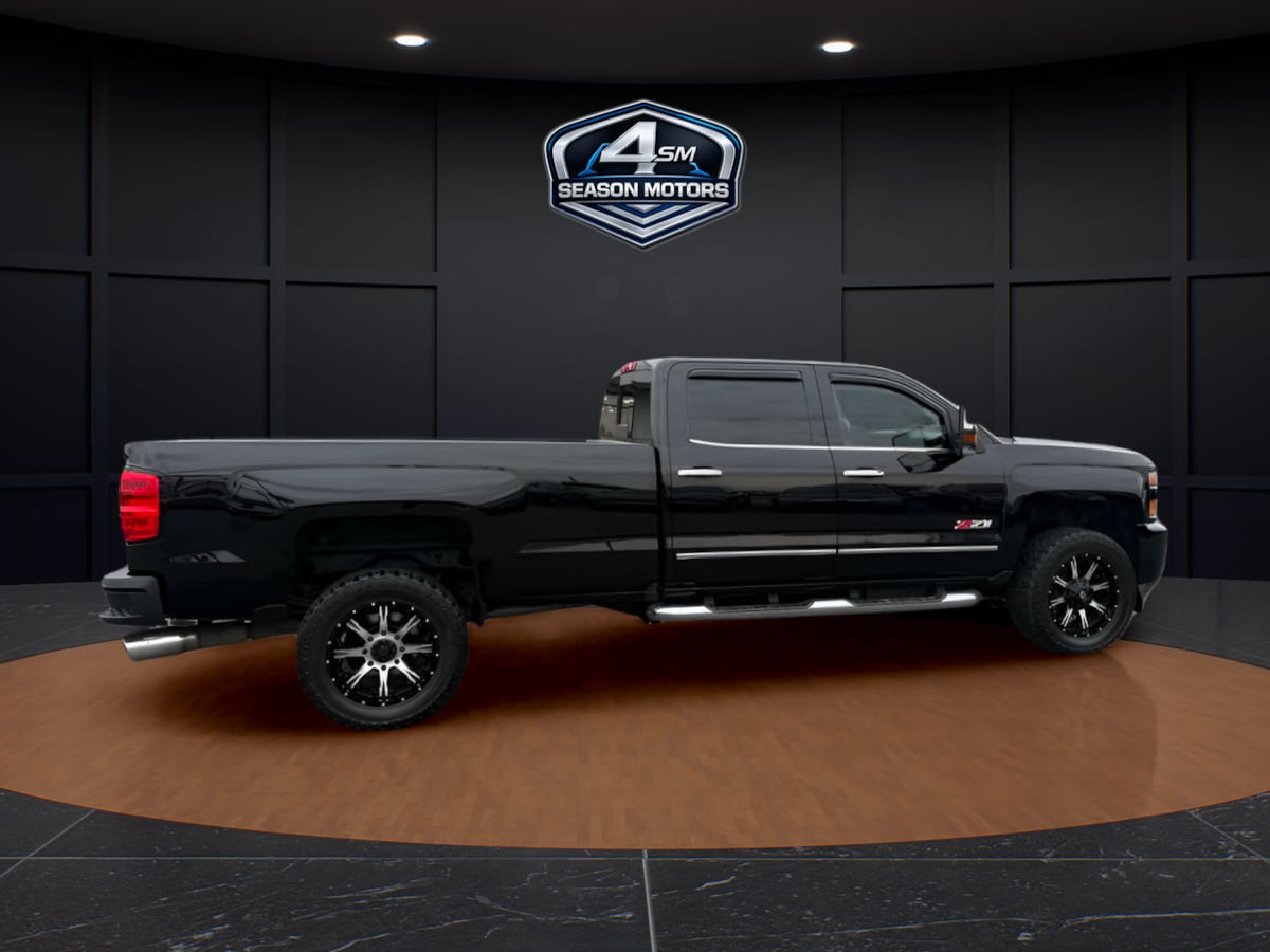 Photo 16 of this Chevrolet Silverado 2500HD