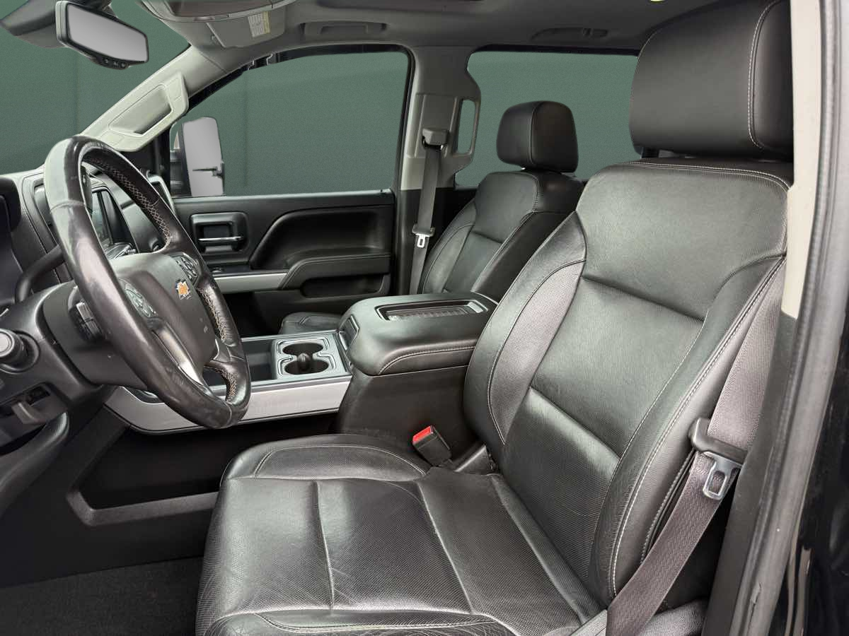 Photo 18 of this Chevrolet Silverado 2500HD