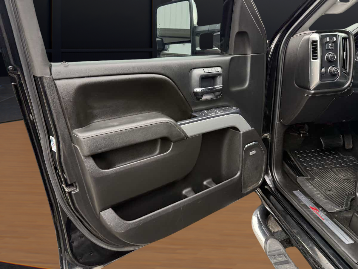 Photo 19 of this Chevrolet Silverado 2500HD