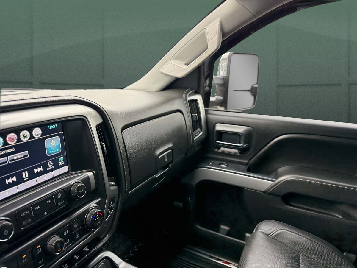 Photo 29 of this Chevrolet Silverado 2500HD