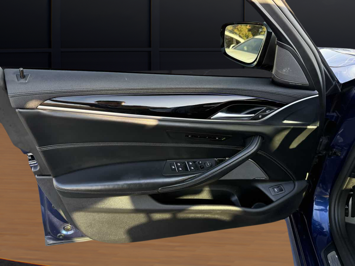 Photo 16 of this BMW 5 Series