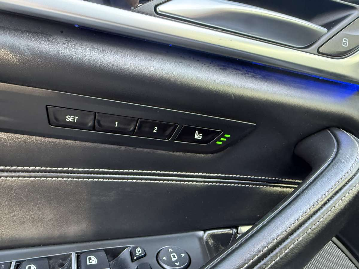 Photo 17 of this BMW 5 Series